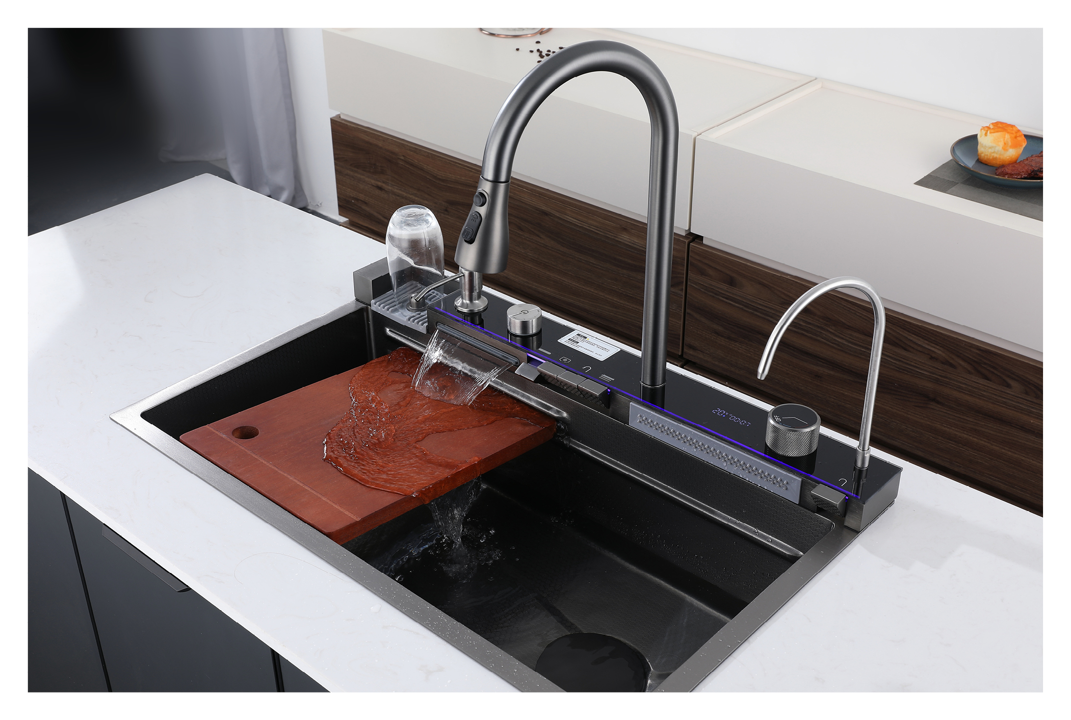 تحلق شلال المطر بالوعة