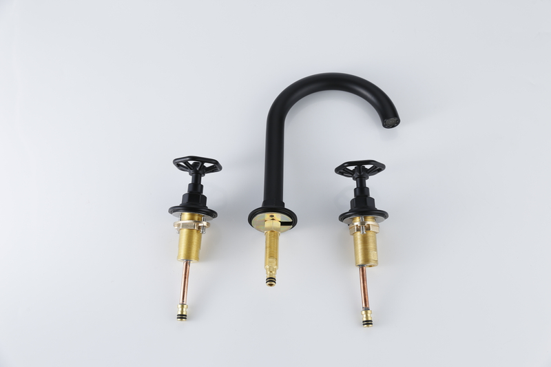 يبيع Sly الحنفيات السوداء الساخنة بالجملة