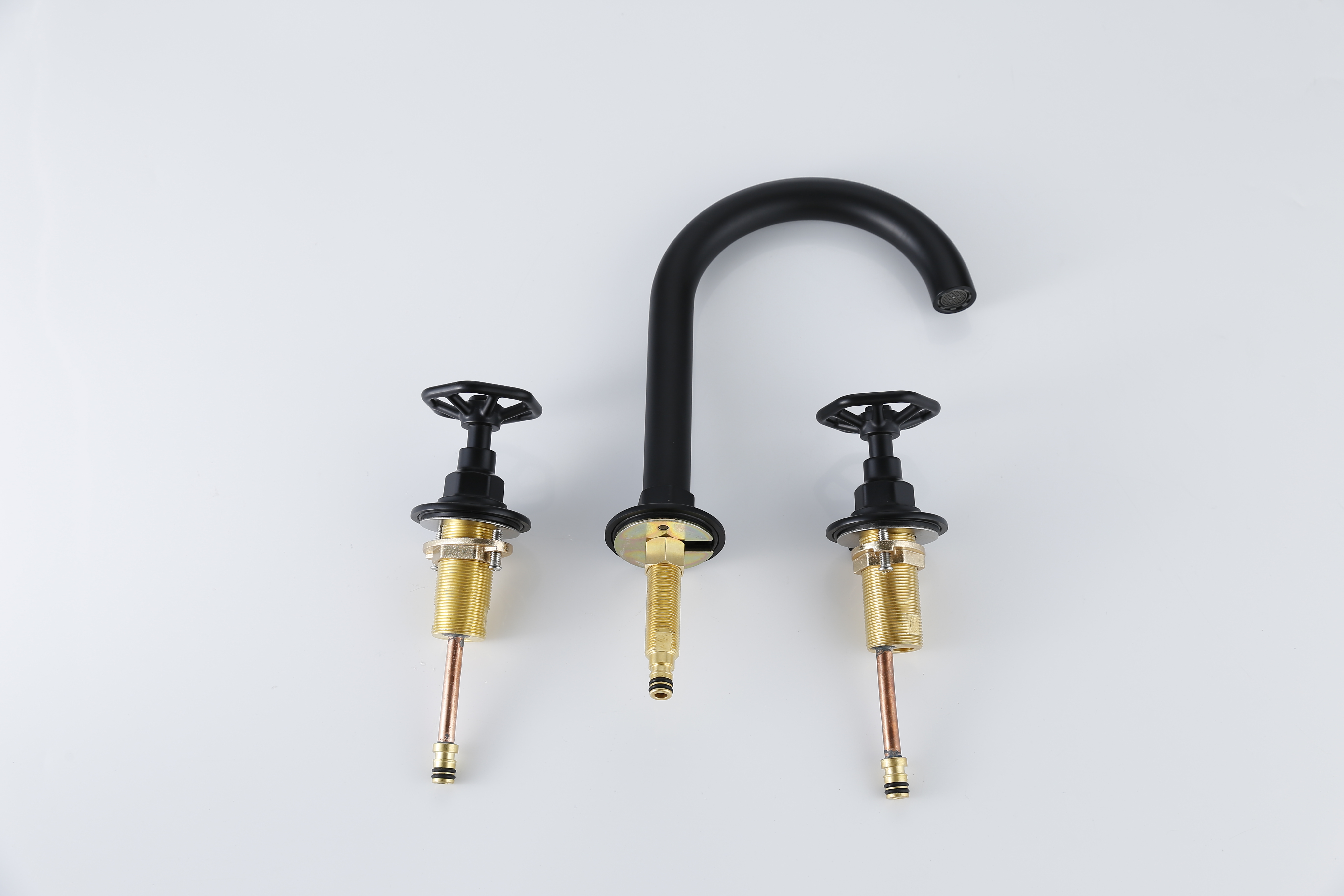 يبيع Sly الحنفيات السوداء الساخنة بالجملة