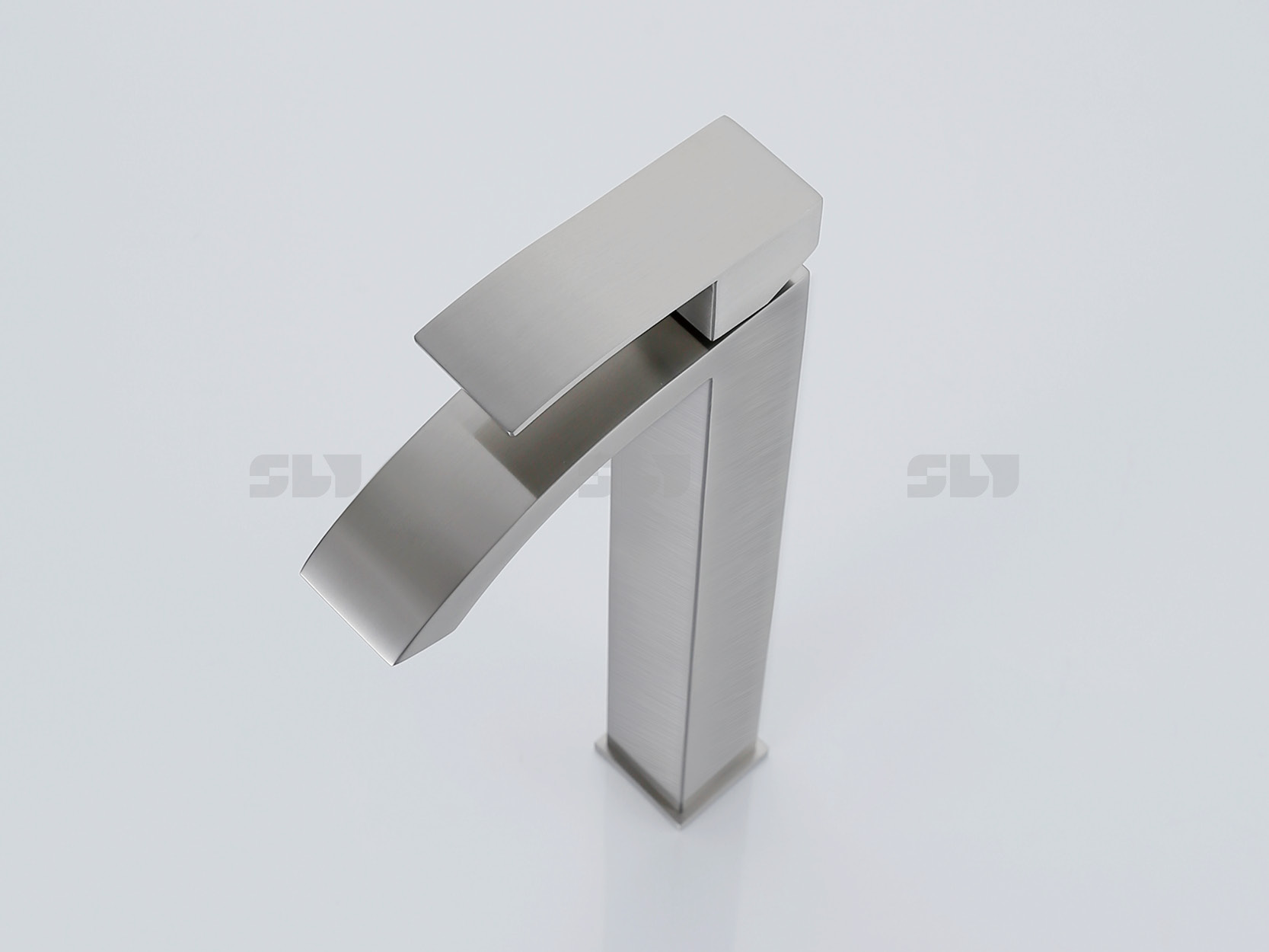 الحنفيات والتركيبات