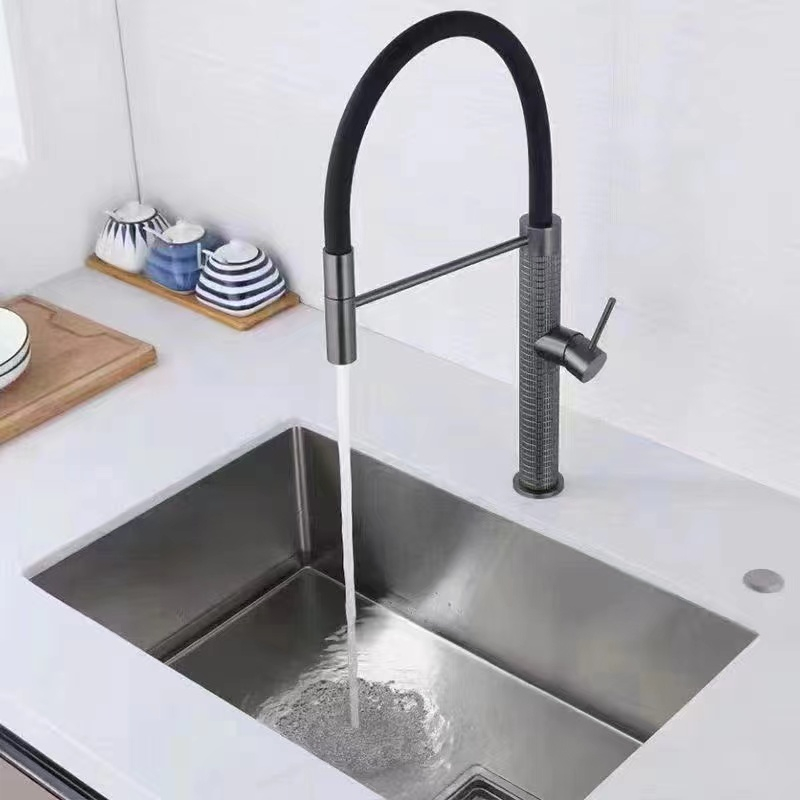 زيت خبيث مصقول Zr Gold Kitchen Sink Faucet وفر الماء الحافظة المطبخ الساخن والباردة