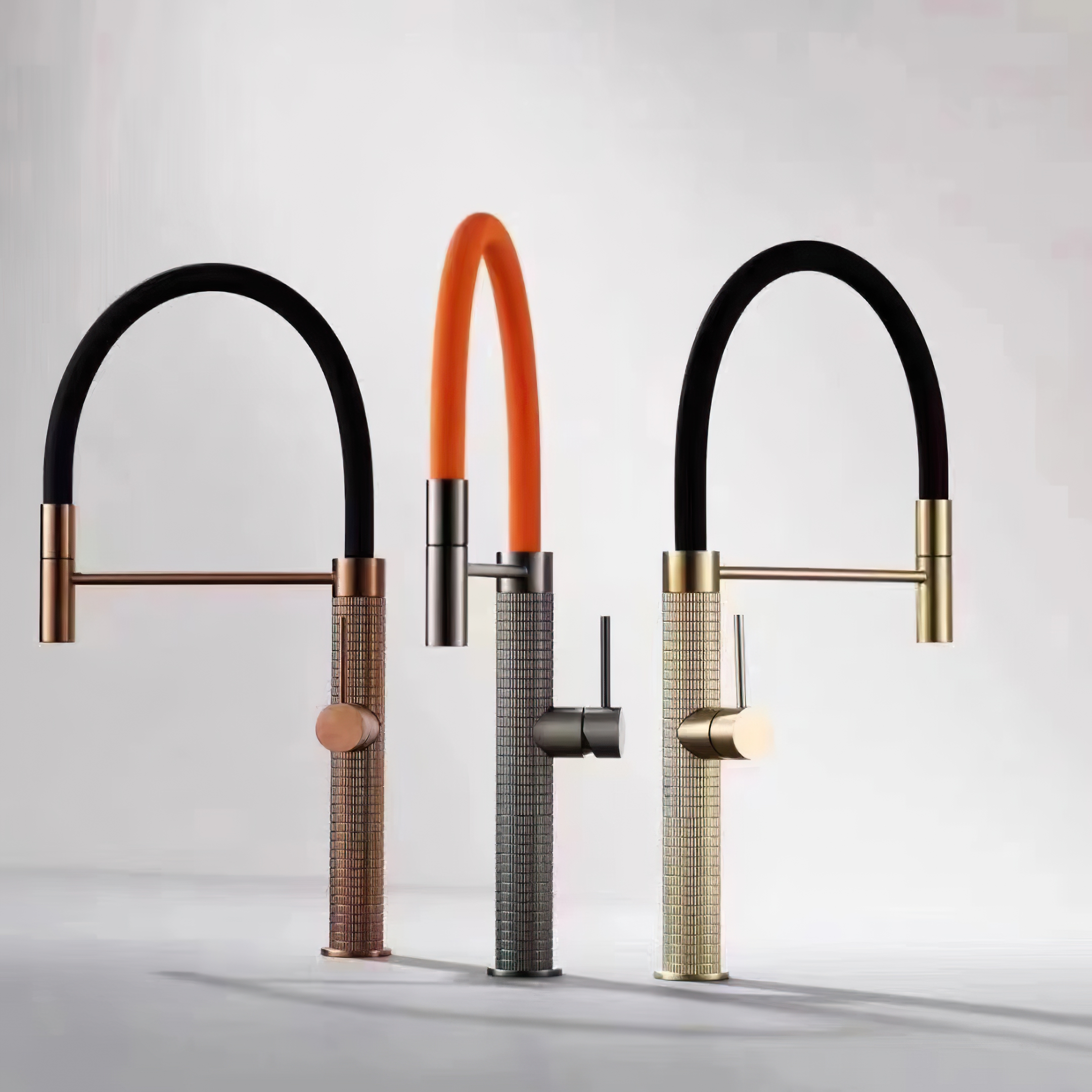 زيت خبيث مصقول Zr Gold Kitchen Sink Faucet وفر الماء الحافظة المطبخ الساخن والباردة