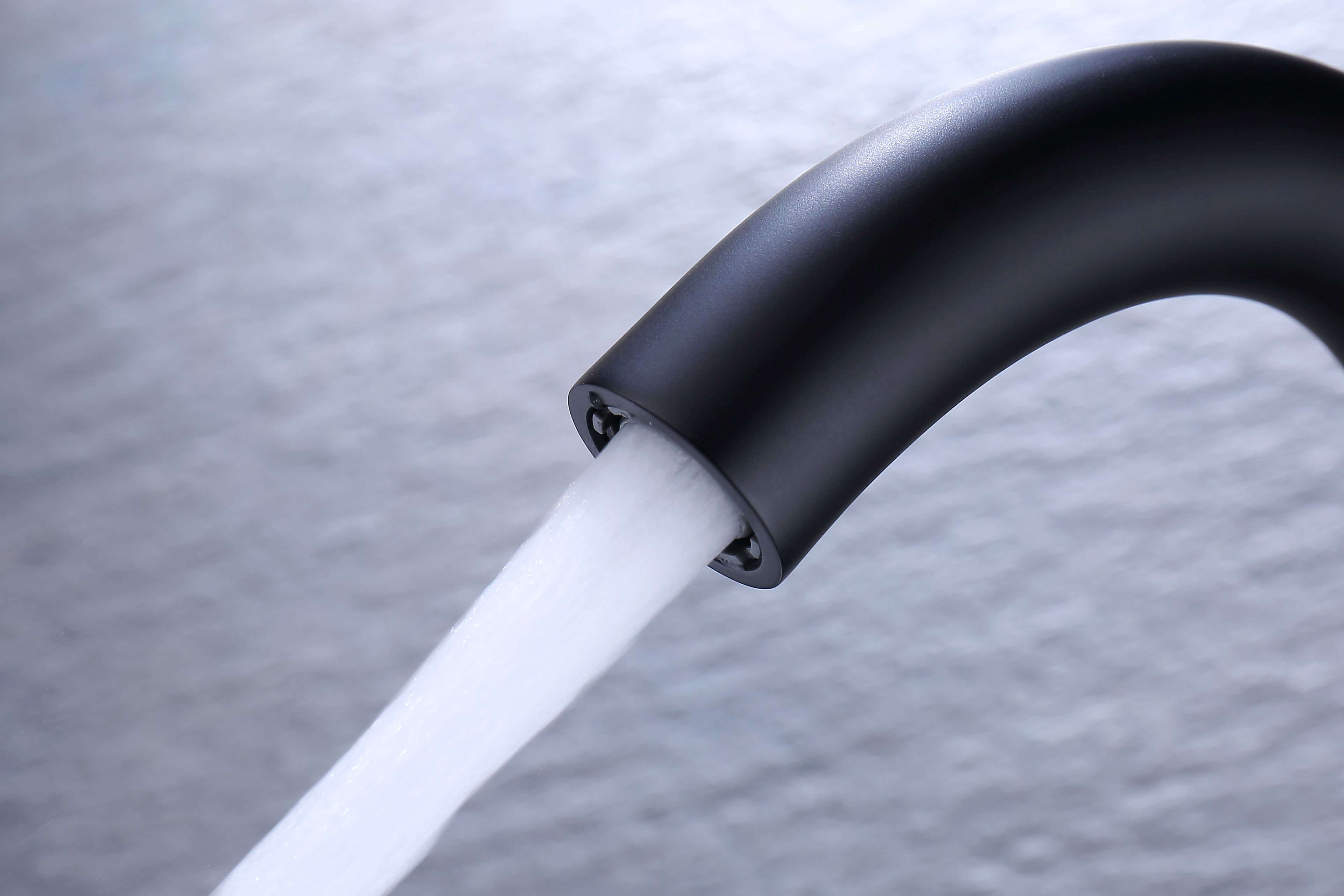 يبيع Sly الحنفيات السوداء الساخنة بالجملة