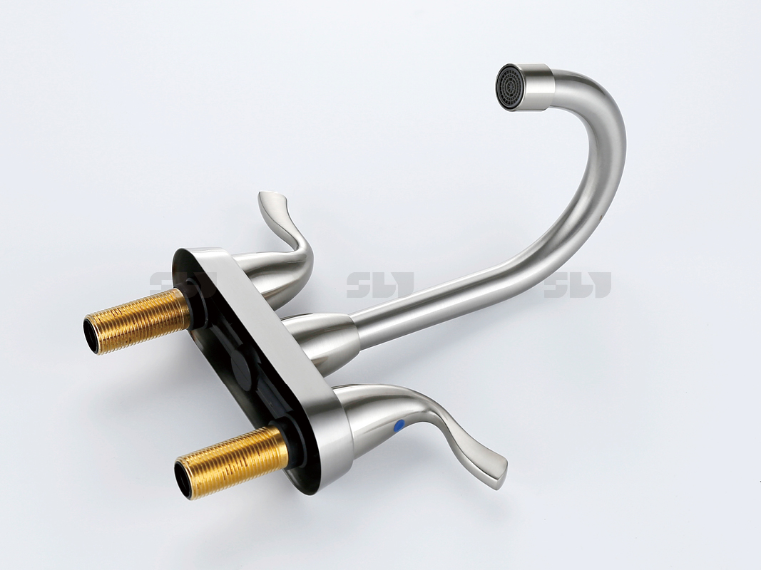 حنفية بمقبضين