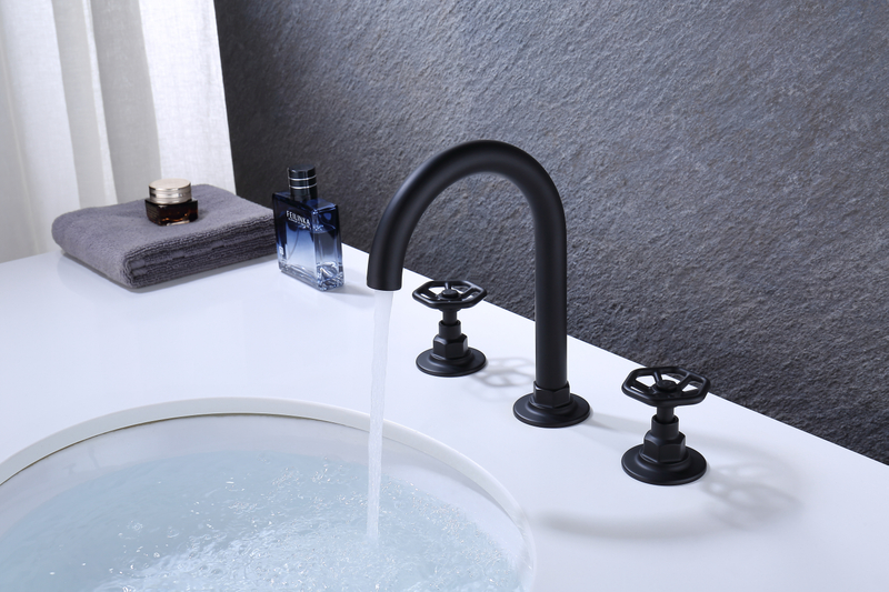 يبيع Sly الحنفيات السوداء الساخنة بالجملة