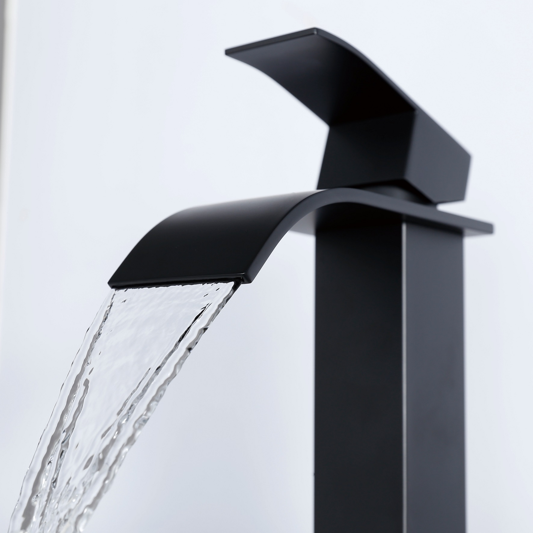 Sly Matte Black Waterfall Spout Spout Batucet مقبض واحد الحمام الغرور بالوعة صنبور