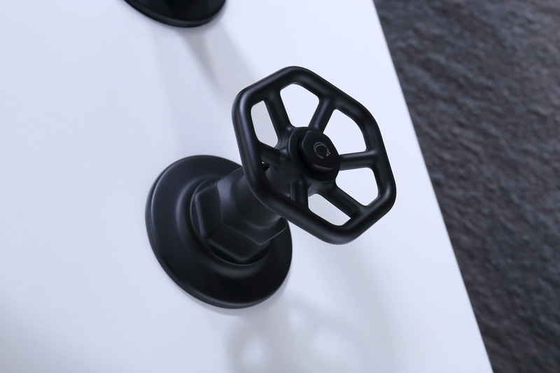 يبيع Sly الحنفيات السوداء الساخنة بالجملة