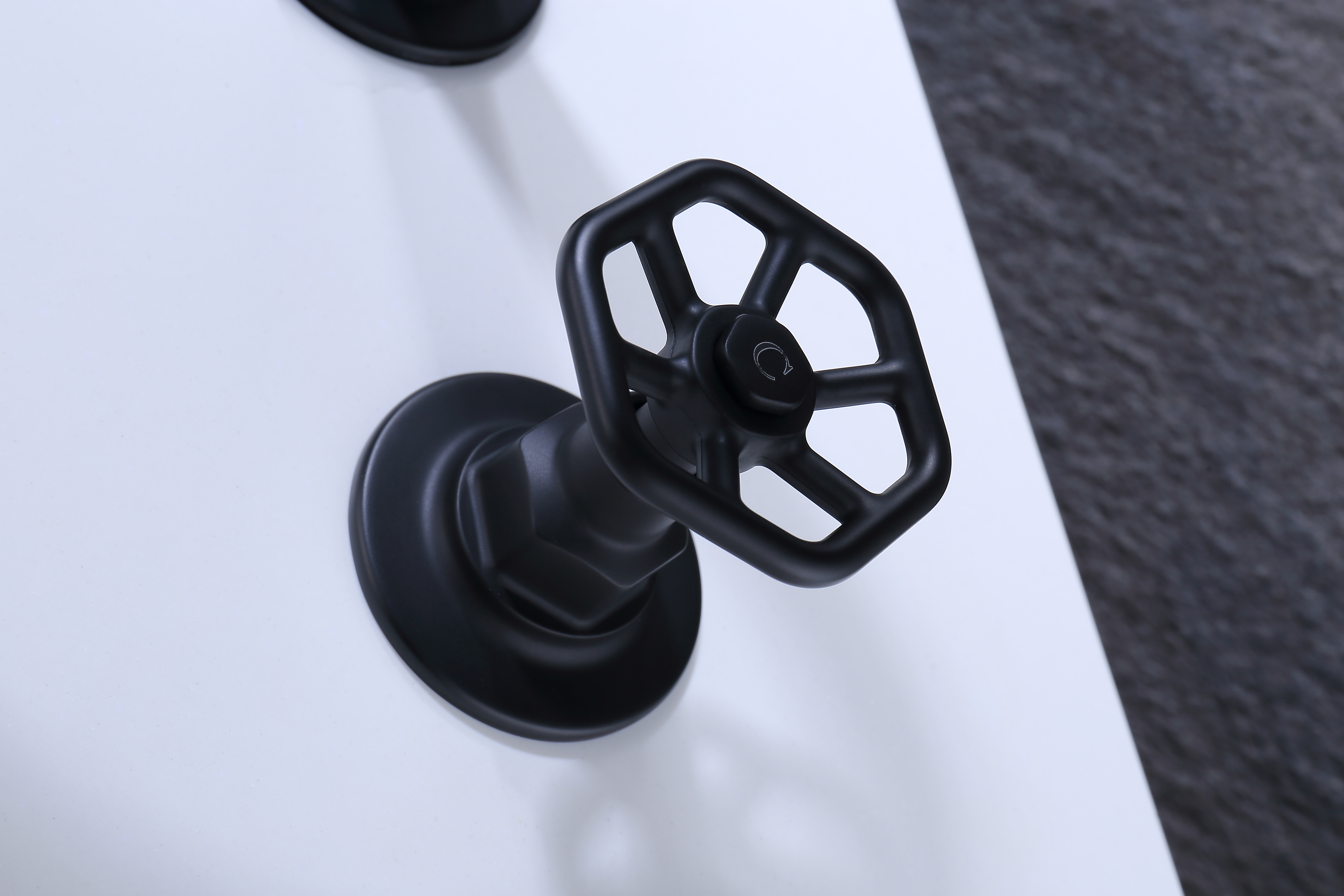 يبيع Sly الحنفيات السوداء الساخنة بالجملة