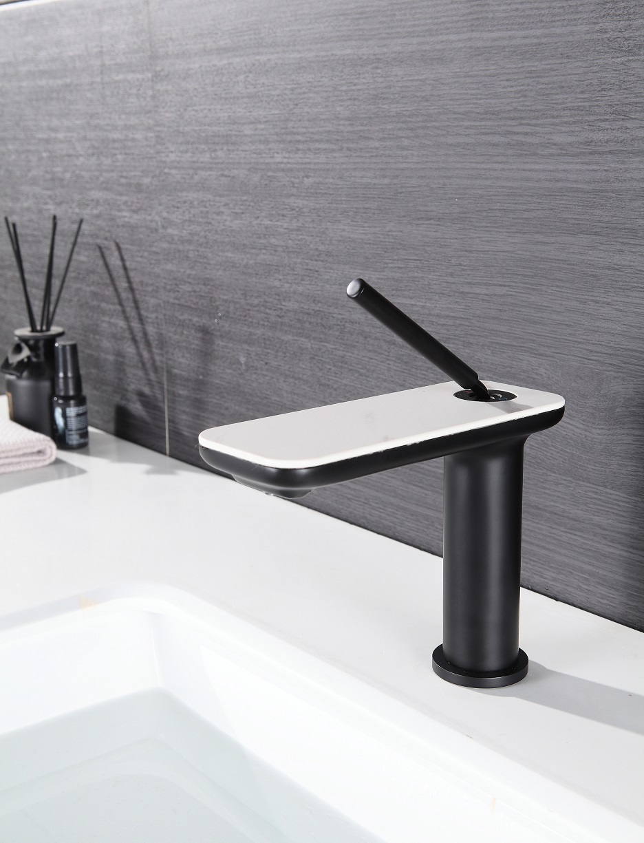 تركيبات سباكة الحمام