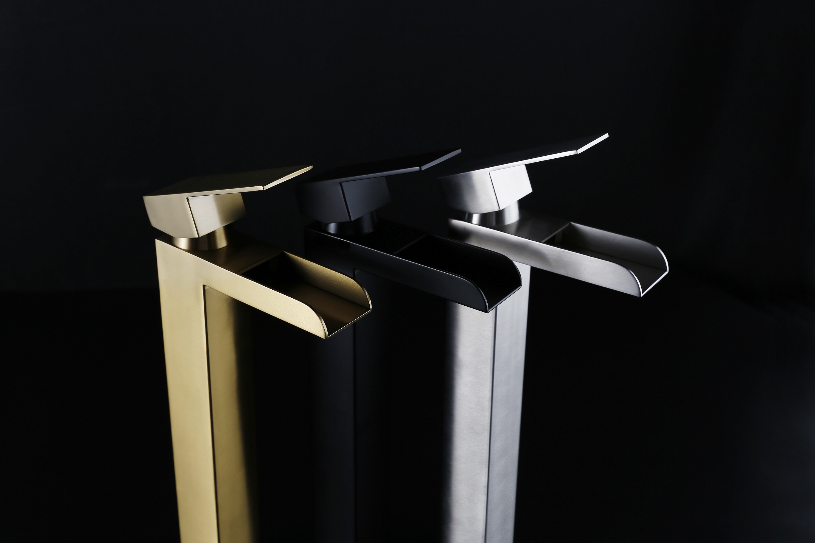 صنبور الحمام المثبت على الحائط